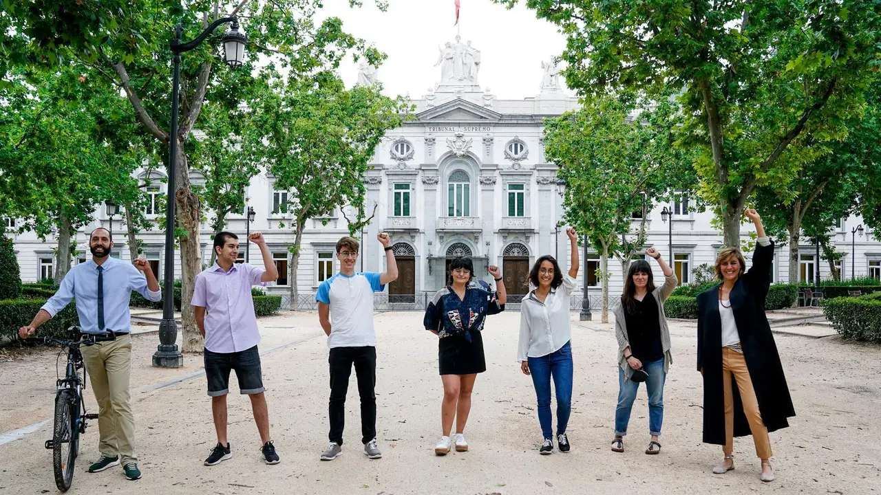 Representantes de entidades ecologistas levantan el brazo tras presentar una demanda clim&aacute;tica contra el Gobierno.