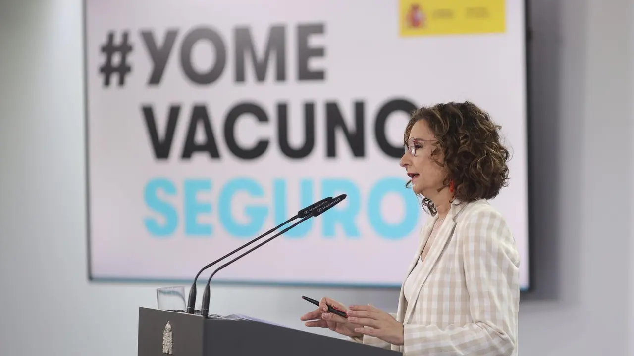La ministra portavoz y de Hacienda, Mar&iacute;a Jes&uacute;s Montero, este jueves en rueda de prensa tras la reuni&oacute;n del presidente de la Junta, Juanma Moreno, con el presidente del Gobierno, Pedro S&aacute;nchez.
