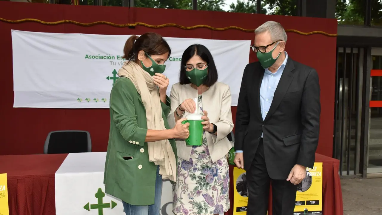 La ministra de Sanidad, Carolina Darias, participa en la cuestaci&oacute;n de la AECC para colaborar en la lucha contra el c&aacute;ncer