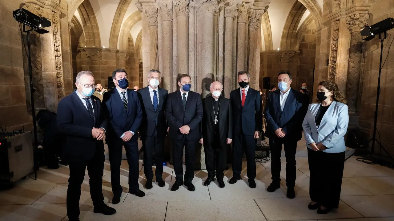 El conselleiro de Cultura y Educaci&oacute;n de la Xunta de Galicia, Rom&aacute;n Rodr&iacute;guez (2i); el ministro de Transportes, Movilidad y Agenda Urbana, Jos&eacute; Luis &Aacute;balos (3i); el arzobispo compostelano, monse&ntilde;or Juli&aacute;n Barrio; y el delegado de Gobierno en Galicia, Jos&eacute;
