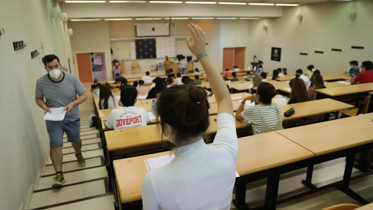 Una estudiante levanta la mano el d&iacute;a del comienzo de los ex&aacute;menes de selectividad 2021.