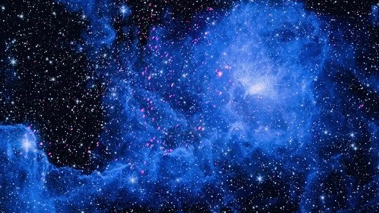 La Nebulosa de la Laguna (izquierda) es un &aacute;rea a unos 4.400 a&ntilde;os luz de la Tierra en la galaxia V&iacute;a L&aacute;ctea donde las estrellas se est&aacute;n formando activamente.