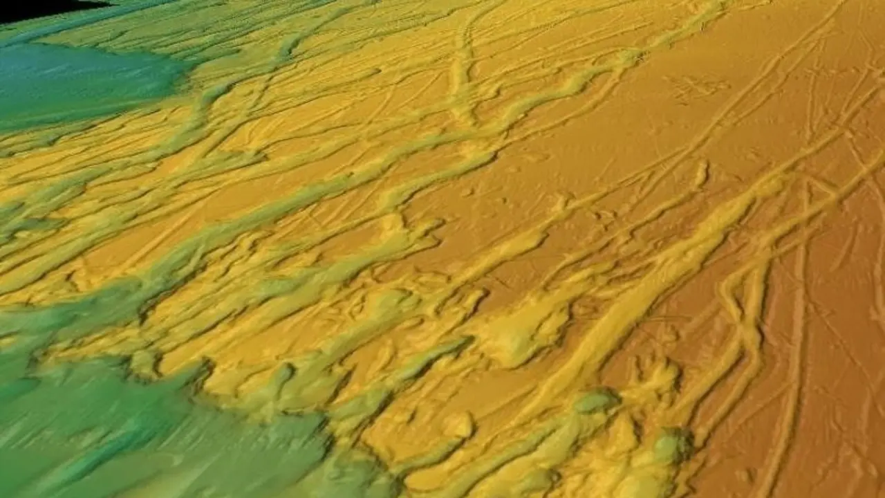 Estas vistas en perspectiva 3D de la batimetr&iacute;a del lecho marino de un sonar multihaz en alta mar de Carolina del Sur muestran numerosos surcos tallados por icebergs a la deriva.