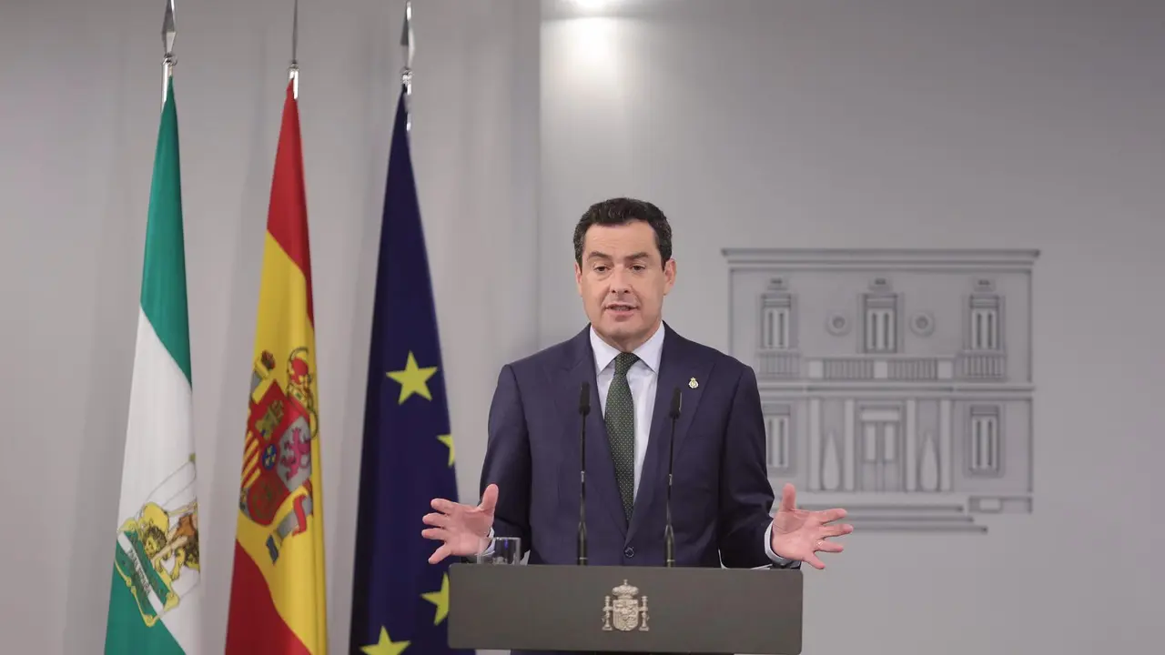 El presidente de la Junta de Andaluc&iacute;a, Juan Manuel Moreno Bonilla, ofrece una rueda de prensa tras su reuni&oacute;n con el presidente del Gobierno, Pedro S&aacute;nchez, en el Palacio de la Moncloa, a 17 de junio de 2021. Se trata de la primera reuni&oacute;n oficial de amb