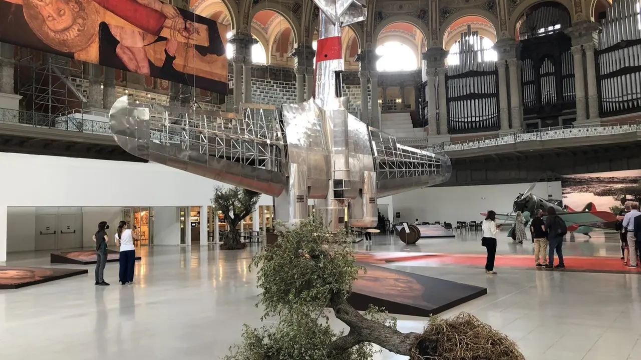 La instalaci&oacute;n 'Aeron&aacute;utica [vuelo] interior', de Francesc Torres, incluye diversos elementos de la Guerra Civil, como el bombardero sovi&eacute;tico 'Katiuska', que se empareja con una reproducci&oacute;n magnificada de la 'Crucifixi&oacute;n de San Pedro', de Pere Serra.