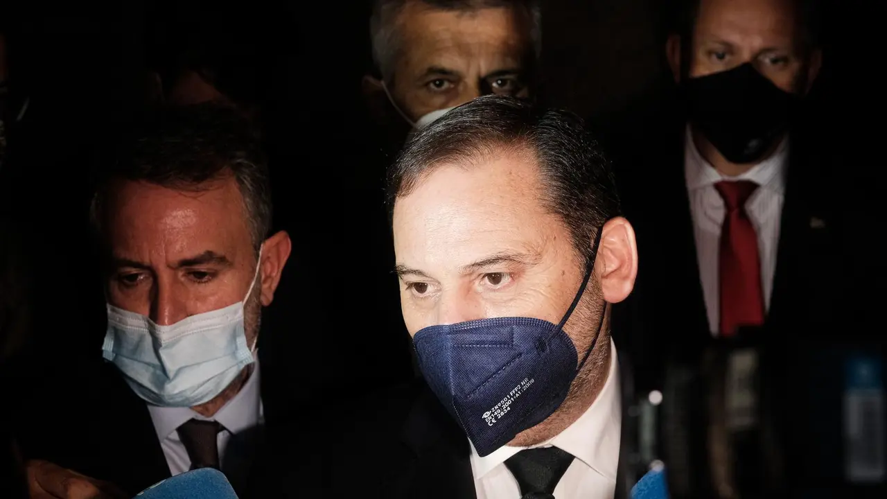 El ministro de Transportes, Movilidad y Agenda Urbana, Jos&eacute; Luis &Aacute;balos, ofrece declaraciones a los medios de comunicaci&oacute;n tras el acto de inauguraci&oacute;n de la escalinata catedralicia del Obradoiro y la rejer&iacute;a despu&eacute;s de la obra de restauraci&oacute;n, a 17 de ju