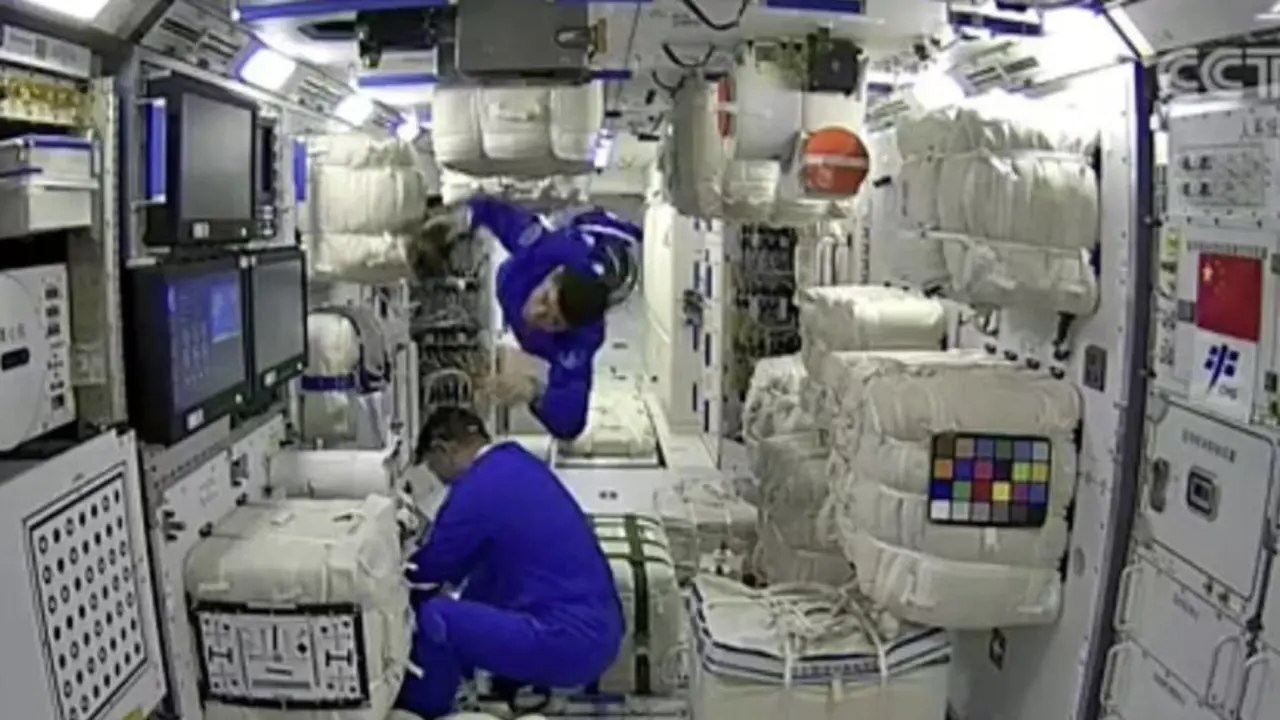 Primeros astronautas chinos trabajando en su estaci&oacute;n espacial