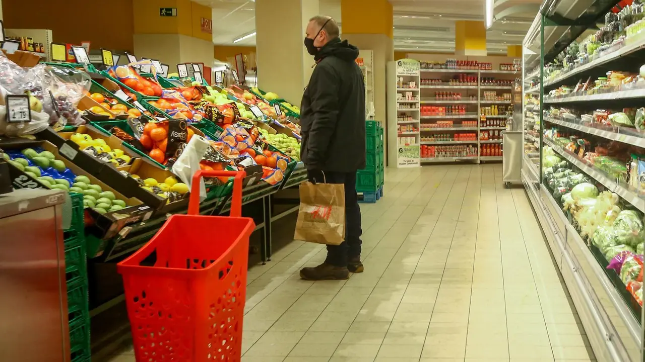 Archivo - Un hombre en la secci&oacute;n de fruter&iacute;a de un supermercado de Madrid (Espa&ntilde;a), a 12 de enero de 2021. Los supermercados de la Comunidad de Madrid han abierto desde ayer en su mayor&iacute;a con normalidad, con suministros suficiente y habituales, aunque co