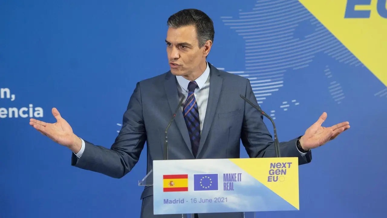 El presidente del Gobierno, Pedro S&aacute;nchez, interviene despu&eacute;s de su reuni&oacute;n con la presidenta de la Comisi&oacute;n Europea, en la sede de Red El&eacute;ctrica de Espa&ntilde;a, a 16 de junio de 2021, en Alcobendas, Madrid (Espa&ntilde;a). La Comisi&oacute;n Europea ha dado hoy el visto bu