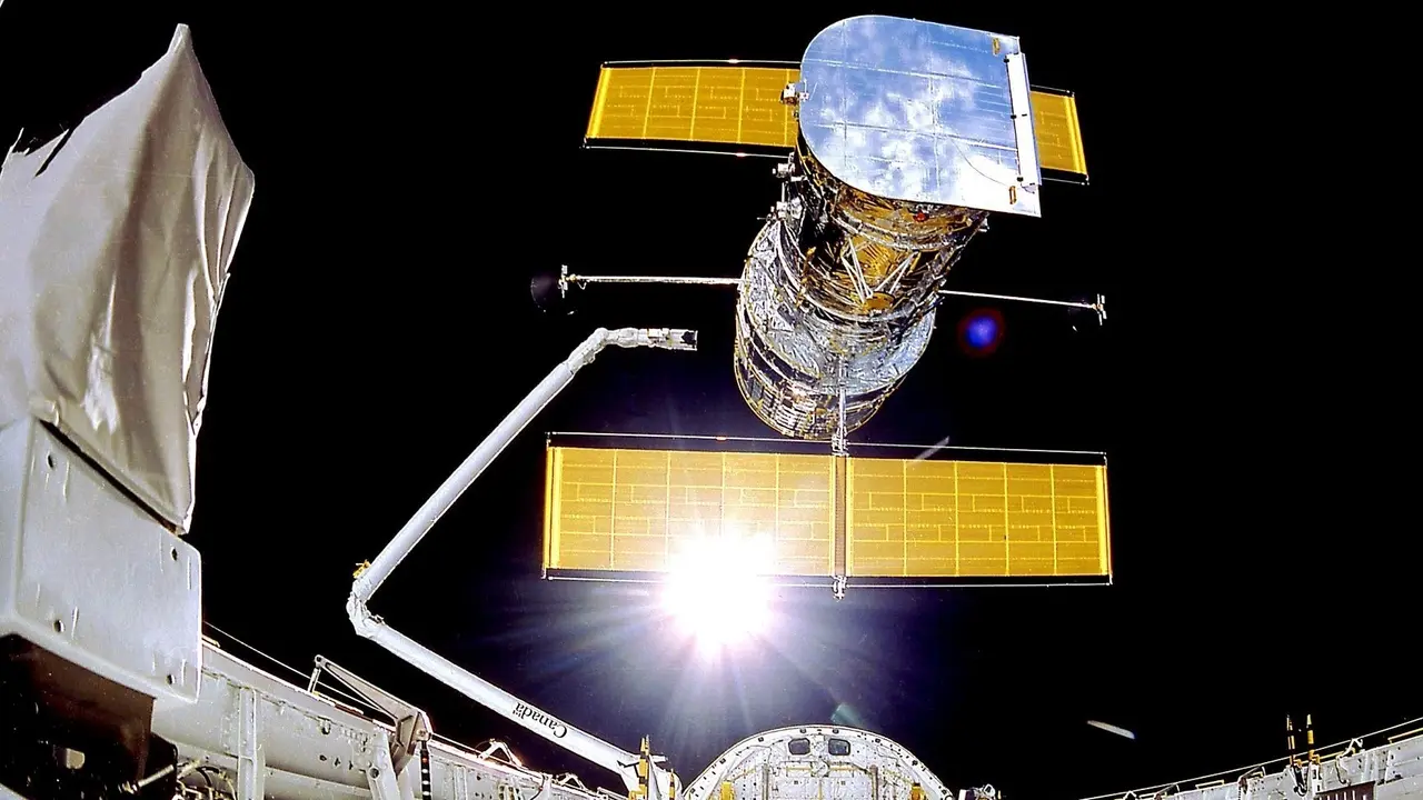 Telescopio Hubble cuando fue desplegado en &oacute;rbita por un transbordador espacial