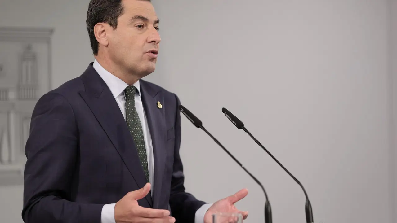 El presidente de la Junta de Andaluc&iacute;a, Juan Manuel Moreno Bonilla, ofrece una rueda de prensa tras su reuni&oacute;n con el presidente del Gobierno, Pedro S&aacute;nchez, en el Palacio de la Moncloa, a 17 de junio de 2021. Se trata de la primera reuni&oacute;n oficial de amb