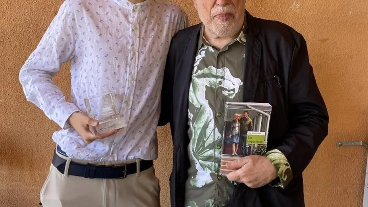 SM y la Fundaci&oacute; Jordi Sierra i Fabra presentan 'Los impostores', escrita por C&eacute;sar Carrasco Garc&iacute;a, de Totana (Murcia), quien ha recibido  este 17 de junio el XVI Premio Jordi Sierra i Fabra para J&oacute;venes en su  antiguo centro educativo