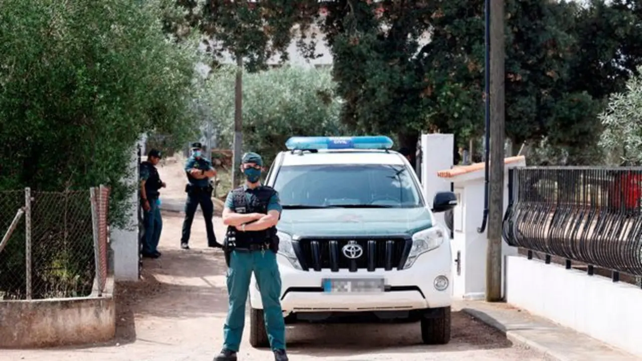 La Guardia Civil durante el registro de la finca./ EFE