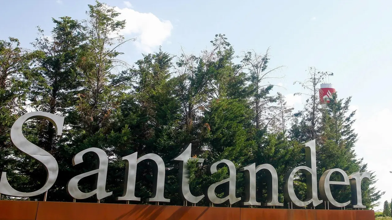 Archivo - Banco Santander. Ciudad Grupo Santander, en Boadilla del Monte.