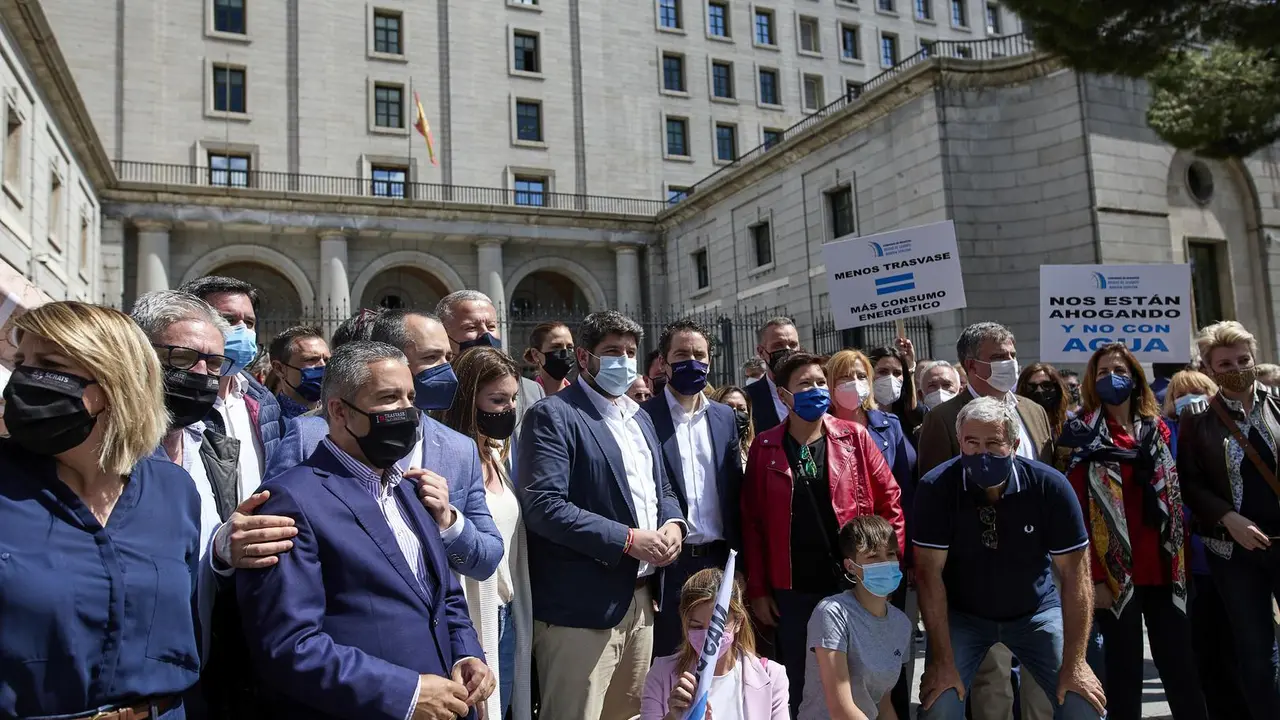 El presidente del PP de Murcia, Fernando L&oacute;pez Miras (c- camisa blanca); y el secretario general del PP, Teodoro Garc&iacute;a Egea (a su derecha), posan en una fotograf&iacute;a durante una manifestaci&oacute;n con motivo del recorte de caudal del Trasvase Tajo-Segura en la 