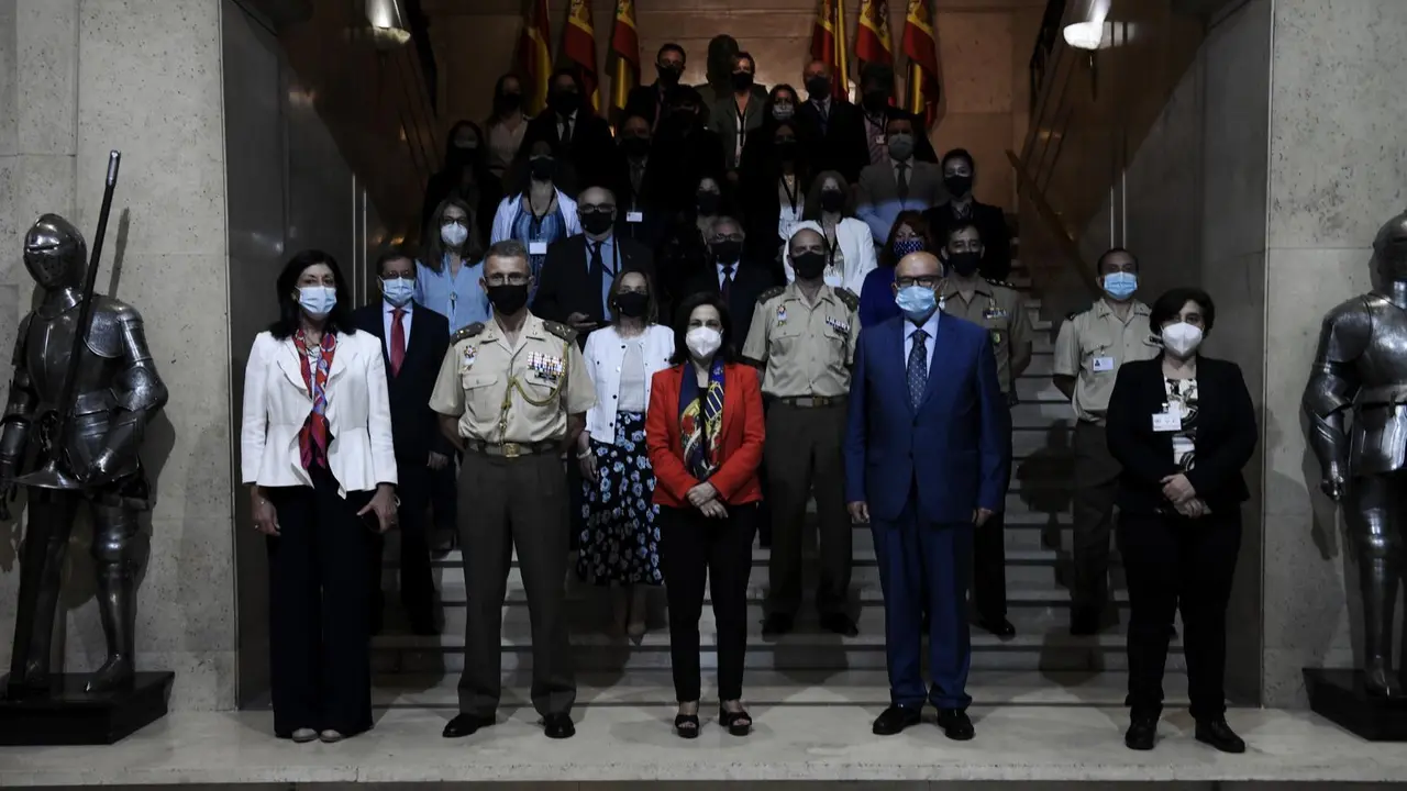 Foto de familia, el director del Centro Superior de Estudios de la Defensa Nacional, Luis Torcal (2i) y la ministra de Defensa, Margarita Robles (3i), posan despu&eacute;s de la clausura de las II Jornadas de Seguridad y Defensa para medios de comunicaci&oacute;n, en e
