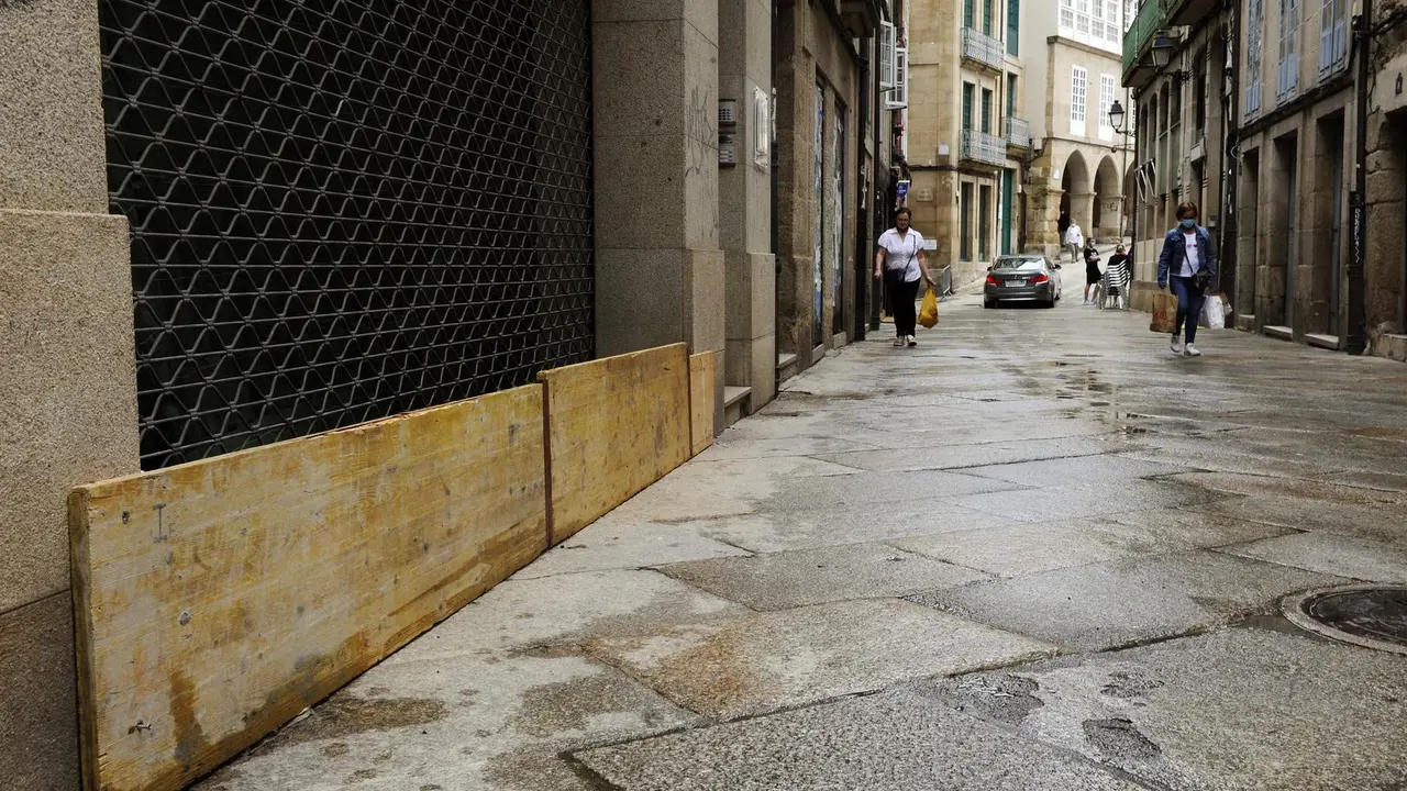 D&Iacute;A DESPU&Eacute;S DE LAS INUNDACIONES POR TORMENTA DEL MI&Eacute;RCOLES. OURENSE 17/06/21. Los negocios del casco antiguo de la ciudad mantienen de un d&iacute;a para otro las "barreras" con las que intentan hacer frente al agua que se junta en la zona en las tormentas de estos d&iacute;as. foto Rosa Veiga