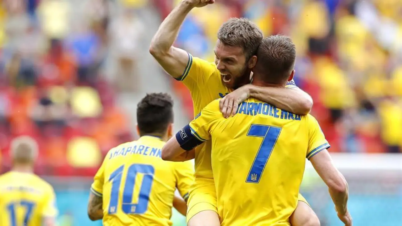 Andriy Yarmolenko (R) de Ucrania celebra con sus compa&ntilde;eros de equipo despu&eacute;s de marcar el 1-0 durante el partido de f&uacute;tbol de la ronda preliminar del grupo C de la Eurocopa 2020 entre Ucrania y Macedonia del Norte en Bucarest, Ruman&iacute;a, 17 de junio de 2021. (Ruman&iacute;a, Ucrania, Bucarest) EFE/EPA/Robert Ghement
