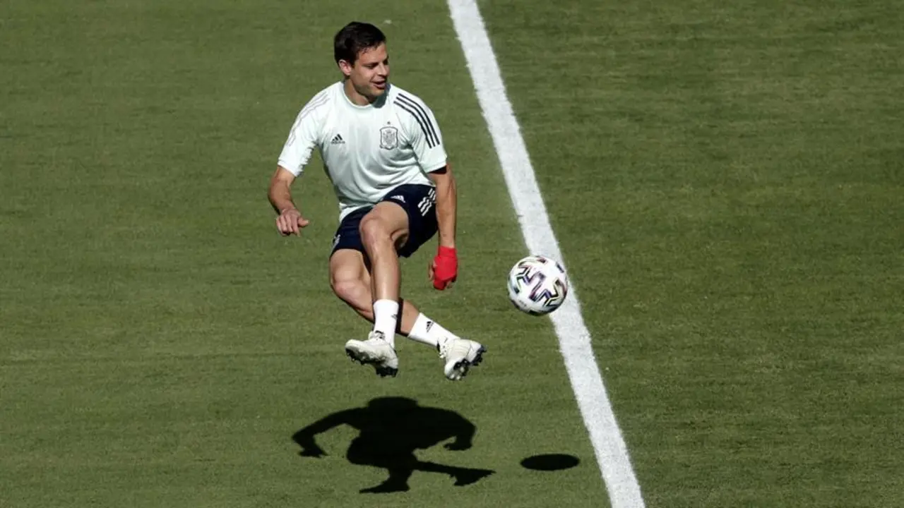 El jugador de Espa&ntilde;a C&eacute;sar Azpilicueta durante una sesi&oacute;n de entrenamiento en Sevilla, Espa&ntilde;a, el 13 de junio de 2021. Espa&ntilde;a se enfrentar&aacute; a Suecia en su partido de f&uacute;tbol de la ronda preliminar del grupo E de la Eurocopa 2020 el 14 de junio de 2021. (Espa&ntilde;a, Suecia, Sevilla) EFE/Julio Munoz