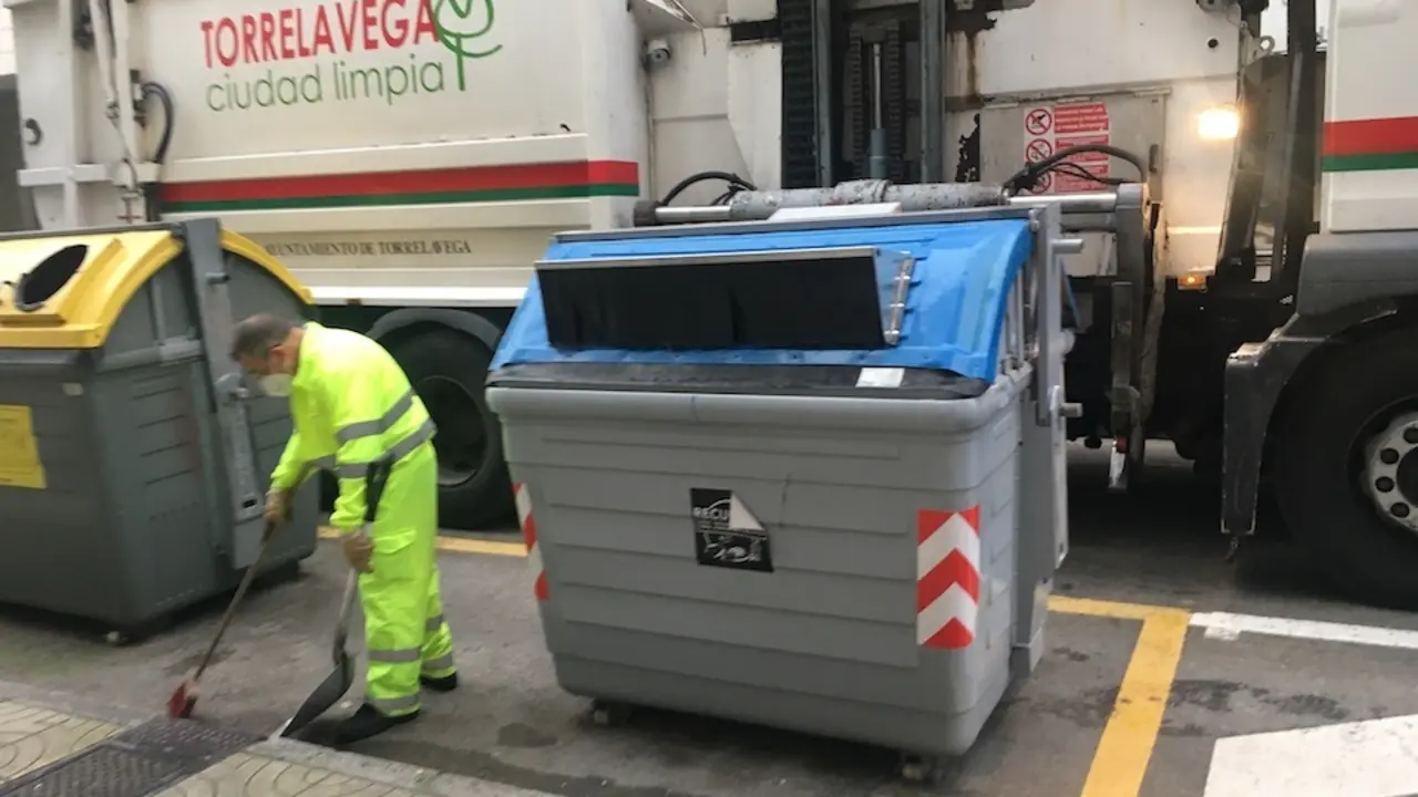 Un operario realiza las labores de limpieza en Torrelavega. / S. D&iacute;az