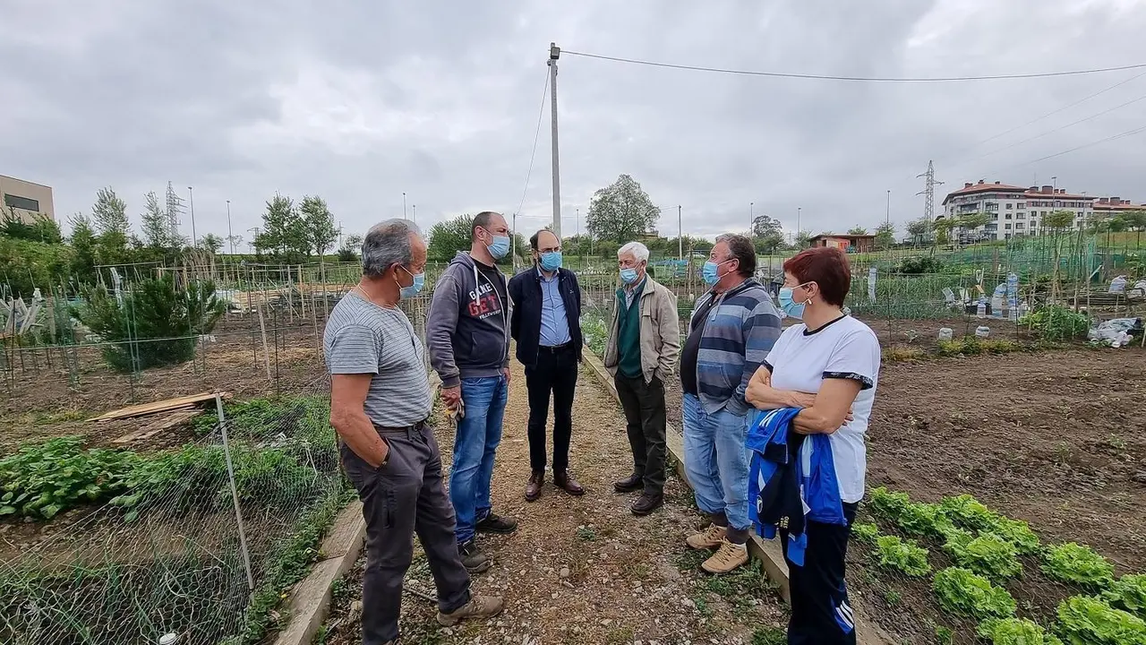 El concejal de Medio Ambiente de Torrelavega, Jos&eacute; Luis Urraca, en los huertos sostenibles de Torrelavega