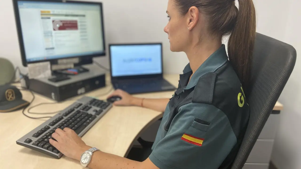 Archivo - Agente de la Guardia Civil de Huelva.