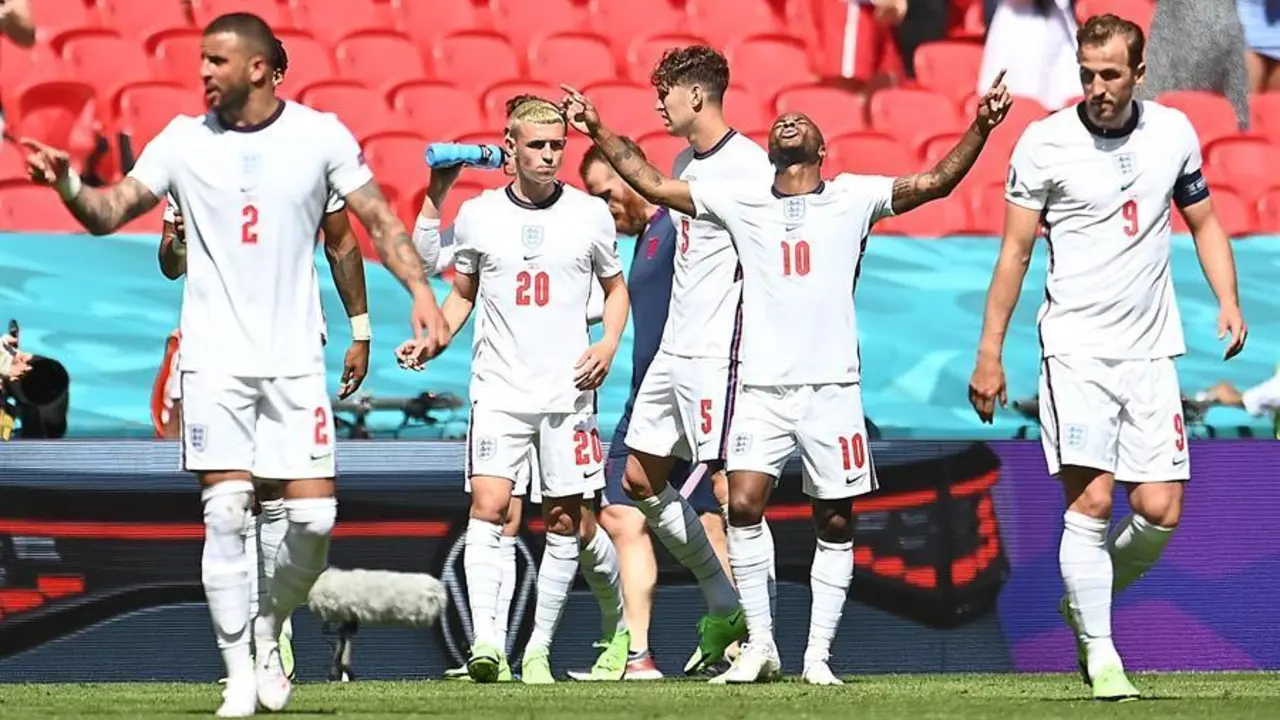 Raheem Sterling (2-R) de Inglaterra celebra despu&eacute;s de marcar el primer gol de su equipo durante el partido de f&uacute;tbol de la ronda preliminar del grupo D de la Eurocopa 2020 entre Inglaterra y Croacia en Londres, Gran Breta&ntilde;a, el 13 de junio de 2021. (Croacia, Reino Unido, Londres) EFE/EPA/Andy Rain