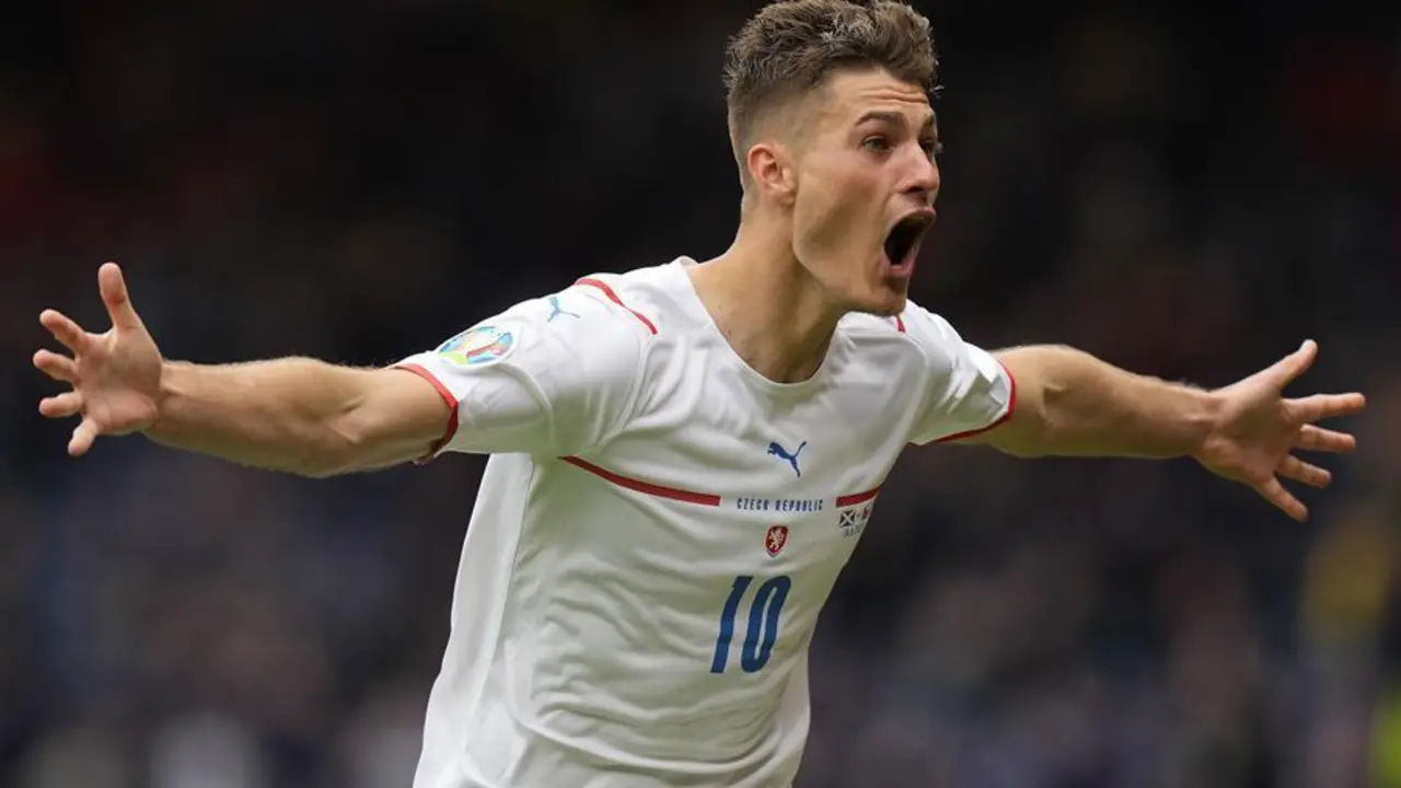 Patrik Schick, de la Rep&uacute;blica Checa, celebra tras marcar el segundo gol de su equipo durante el partido de f&uacute;tbol de la ronda preliminar del grupo D de la Eurocopa 2020 entre Escocia y la Rep&uacute;blica Checa en Glasgow, Gran Breta&ntilde;a, el 14 de junio de 2021. (Rep&uacute;blica Checa, Reino Unido) EFE/EPA/Petr Josek