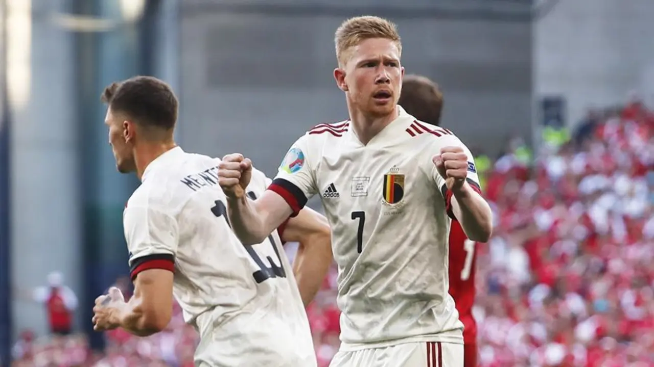 Kevin De Bruyne, de B&eacute;lgica, celebra despu&eacute;s de que su equipo marcara el gol del 1-1 durante el partido de f&uacute;tbol de la ronda preliminar del grupo B de la Eurocopa 2020 entre Dinamarca y B&eacute;lgica en Copenhague, Dinamarca, el 17 de junio de 2021. (B&eacute;lgica, Dinamarca, Copenhague) EFE/EPA/Wolfgang Rattay