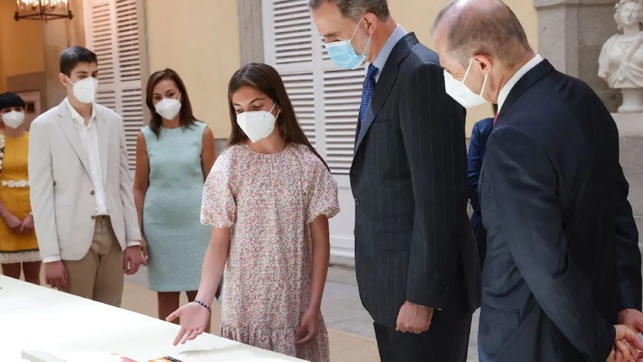 Mar&iacute;a Guti&eacute;rrez, recibida por el rey Felipe en el Palacio Real de El Pardo. / L. Guti&eacute;rrez