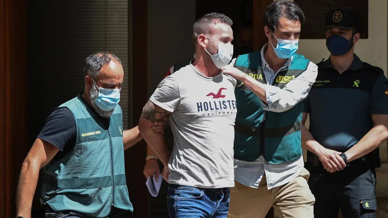 David S., detenido en relaci&oacute;n con la desaparici&oacute;n de la joven Wafaa, es escoltado por agentes de la Guardia Civil a su salida del cuartel Carcaixent, de 17 de junio de 2021, en Carcaixent, Valencia