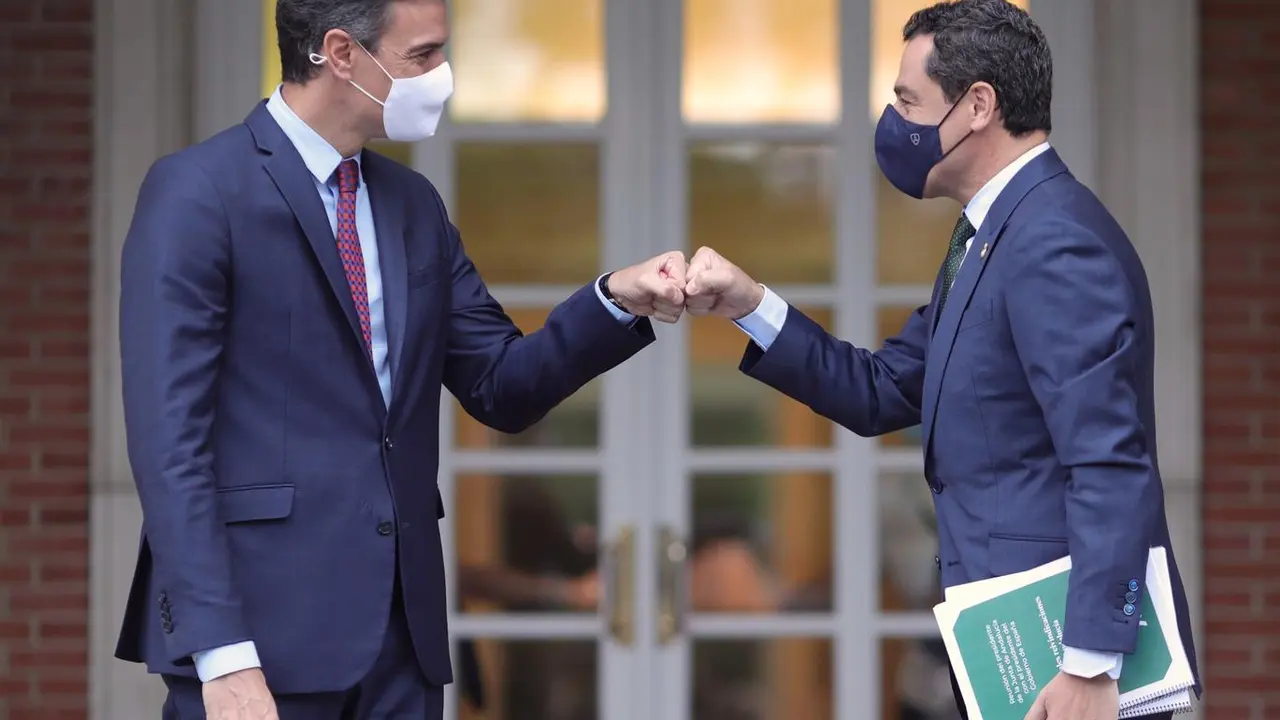 El presidente del Gobierno, Pedro S&aacute;nchez (i), saluda con el pu&ntilde;o al presidente de la Junta de Andaluc&iacute;a, Juan Manuel Moreno Bonilla, a su llegada al Palacio de la Moncloa, a 17 de junio de 2021. Se trata de la primera reuni&oacute;n oficial de ambos mandatarios