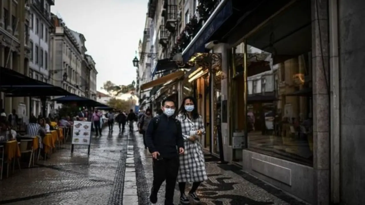 Turistas pasean por Lisboa con la amenaza del coronavirus. / AFP