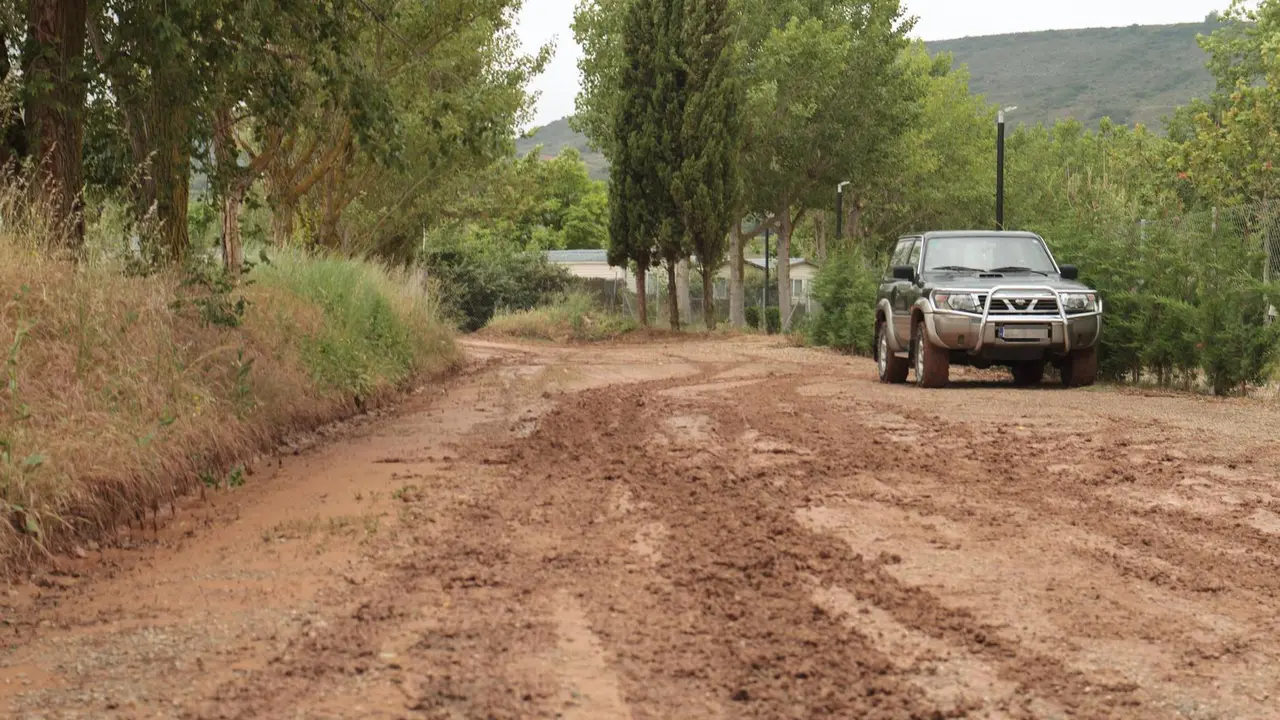 Un veh&iacute;culo en el exterior del camping Navarrete, tras el paso de las fuertes tormentas
