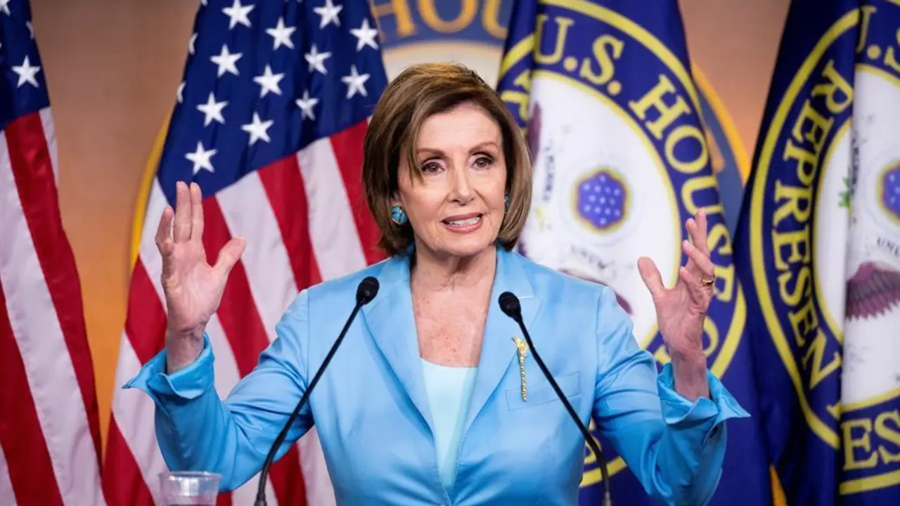 La presidenta de la C&aacute;mara de Representantes de Estados Unidos, Nancy Pelosi, ofrece una rueda de prensa en la que habla de la aprobaci&oacute;n de la Ley del D&iacute;a de la Independencia Nacional de junio y de la desestimaci&oacute;n por parte del Tribunal Supremo de una impugnaci&oacute;n de la Ley de Asistencia Asequible, en el Capitolio, en Washington, DC, Estados Unidos, el 17 de junio de 2021. (Lanzamiento de disco, Estados Unidos) EFE/EPA/MICHAEL REYNOLDS