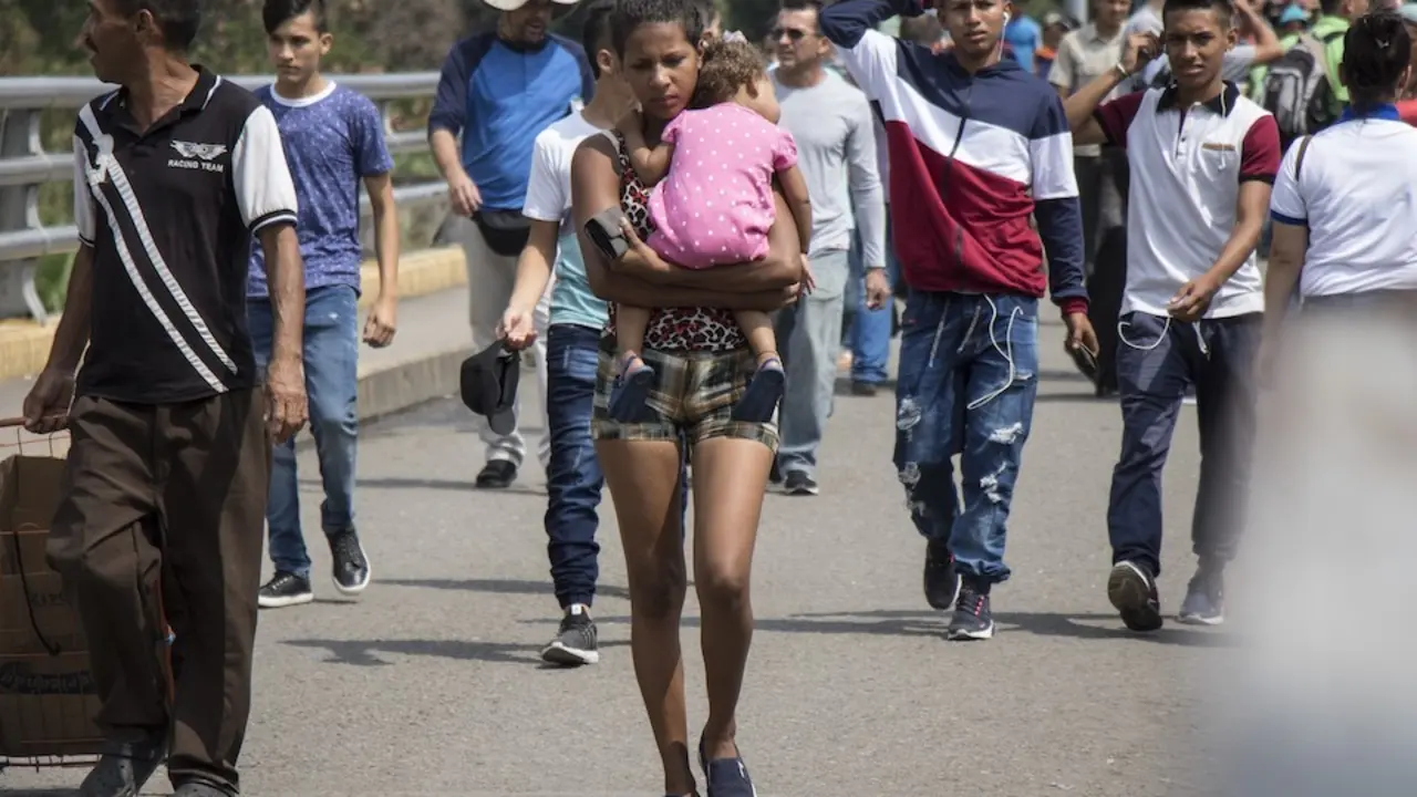 10 February 2019, Venezuela, Caracas: Venezuelans cross the Colombian-Venezuelan border over the Simon Bolivar International Bridge, to buy groceries due to shortages in their country.  Ten trucks carrying an estimated 100 tons of aid supplies have been waiting in Cucuta on the Colombian side of the border, unable to cross a bridge blocked by the Venezuelan army. Self-declared interim President Juan Guaido said on Twitter that he was nonetheless working on a plan to distribute the items to impoverished citizens. Photo: Elyxandro Cegarra/ZUMA Wire/dpa
  (Foto de ARCHIVO)
10/2/2019 ONLY FOR USE IN SPAIN