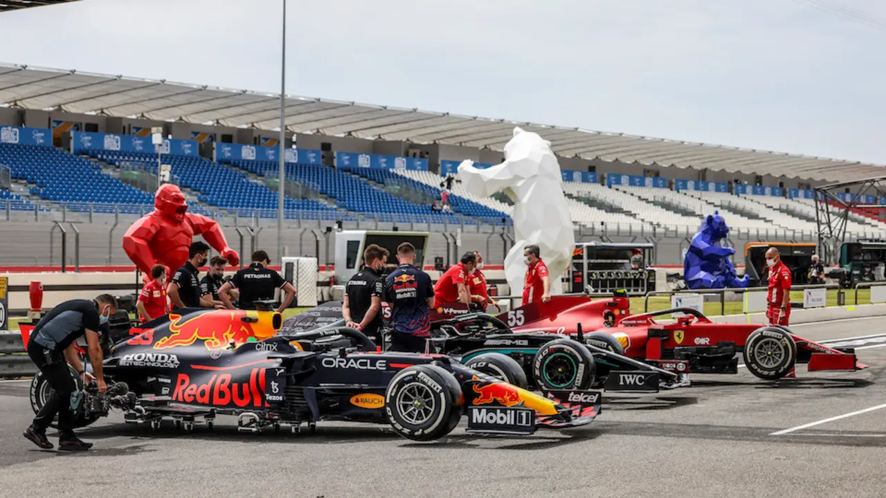 Ambiance pitlane,33 VERSTAPPEN Max (nld), Red Bull Racing Honda RB16B, 55 SAINZ Carlos (spa), Scuderia Ferrari SF21 44 HAMILTON Lewis (gbr), Mercedes AMG F1 GP W12 E Performance, durante el Gran Premio Emirates de Francia 2021 de F&oacute;rmula 1, s&eacute;ptima ronda del Campeonato Mundial de F&oacute;rmula Uno FIA 2021 del 18 al 20 de junio en el Circuito Paul Ricard, en Le Castellet, Francia - Foto Marc de Mattia / DPPI