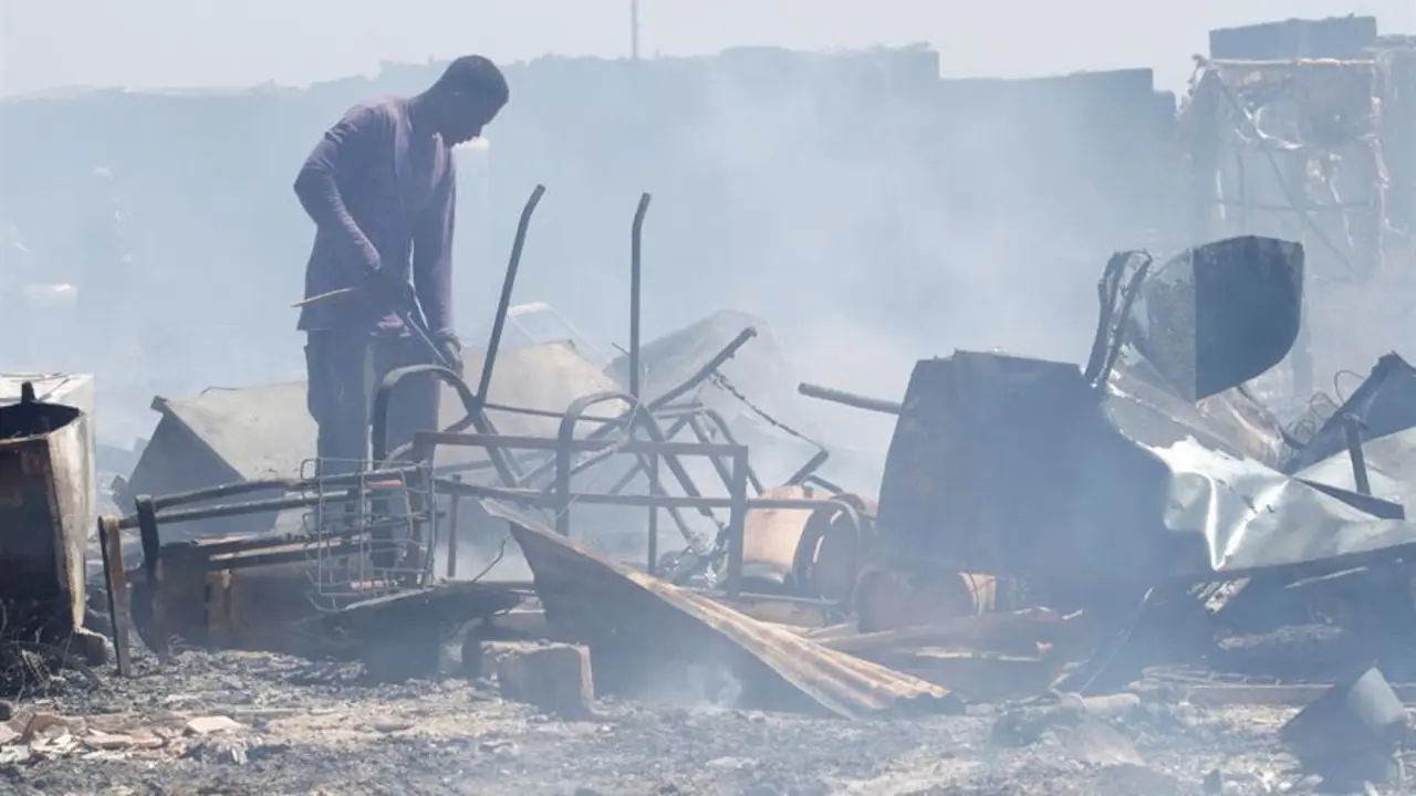 Un hombre busca entre los enseres quemados en el incendio declarado este jueves en un asentamiento de chabolas ubicado At&oacute;chares en el t&eacute;rmino municipal de N&iacute;jar (Almer&iacute;a), en el que han resultado afectadas 80 infraviviendas y detenido un hombre por un delito de hurto.Hasta el lugar han sido movilizados efectivos de los Bomberos de Almer&iacute;a as&iacute; como del Consorcio de Extinci&oacute;n de Incendios del Levante, Protecci&oacute;n Civil, Polic&iacute;a Local y Guardia Civil. EFE/Ricardo Garc&iacute;a