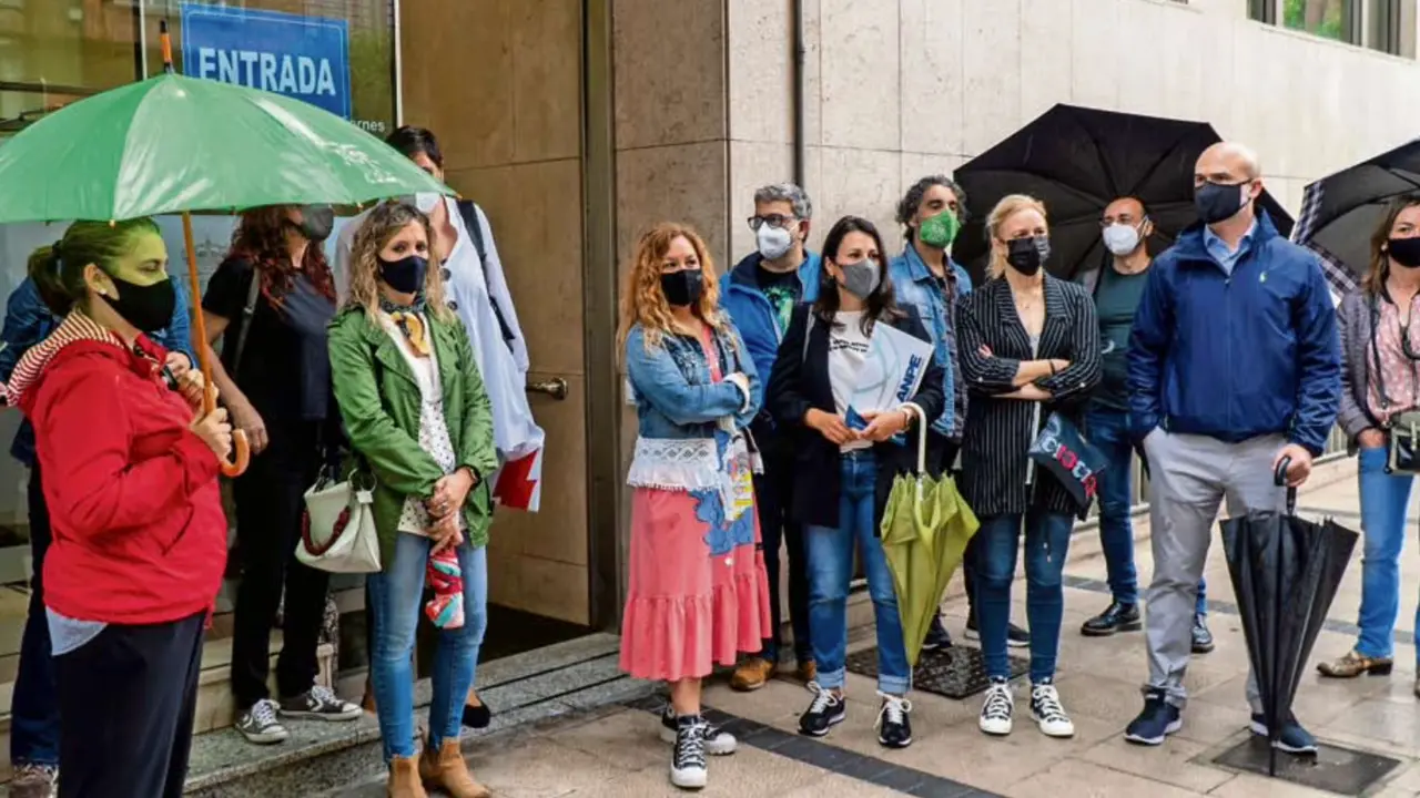 Miembros de la Junta de Personal Docente durante su protesta de ayer a las puertas de la Consejer&iacute;a de Sanidad. / Rom&aacute;n G. Aguilera
