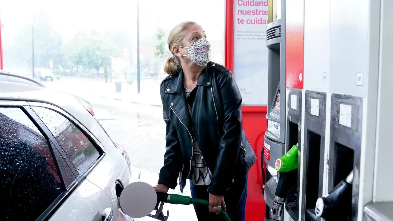 Una mujer pone gasolina a su veh&iacute;culo en una gasolinera, a 17 de junio, en Madrid, (Espa&ntilde;a). El coste medio del litro de gasolina ha registrado su tercera alza consecutiva para alcanzar los 1,367 euros, su nivel m&aacute;s alto desde hace casi siete a&ntilde;os. Antes 