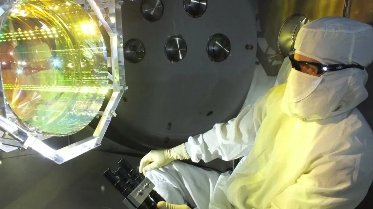 Uno de los cuatro espejos Advanced LIGO de 40 kg que se enfr&iacute;an cerca de su estado fundamental cu&aacute;ntico