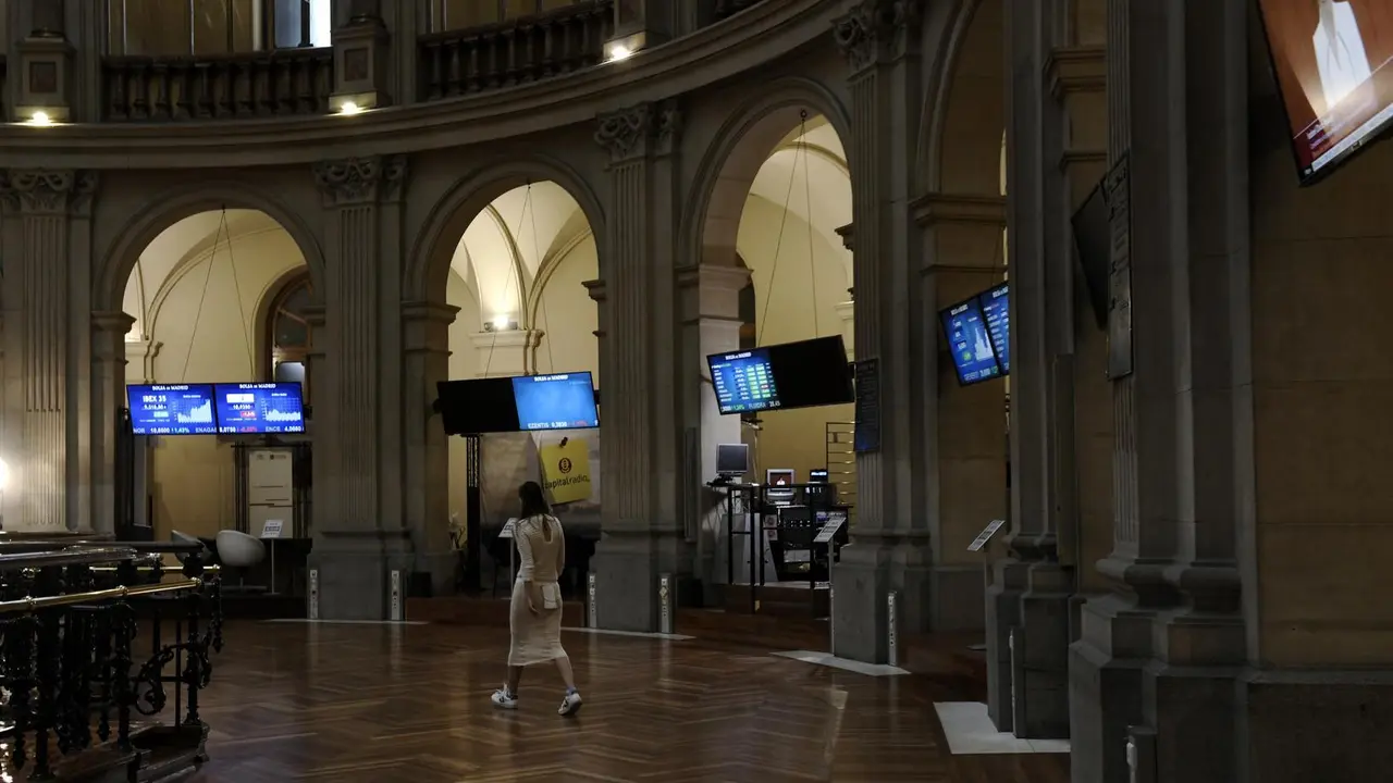 Una mujer camina por el interior de la Bolsa de Madrid