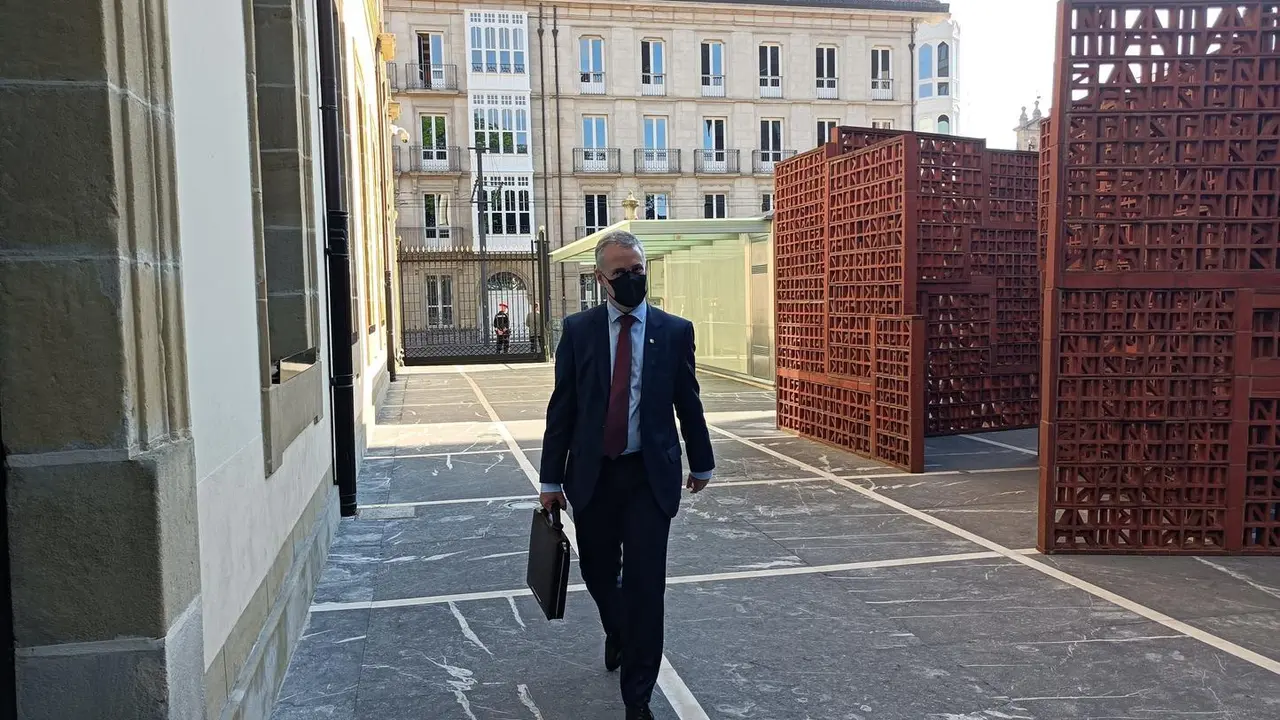 El lehendakari, I&ntilde;igo Urkullu, a su entrada al Parlamento Vasco.