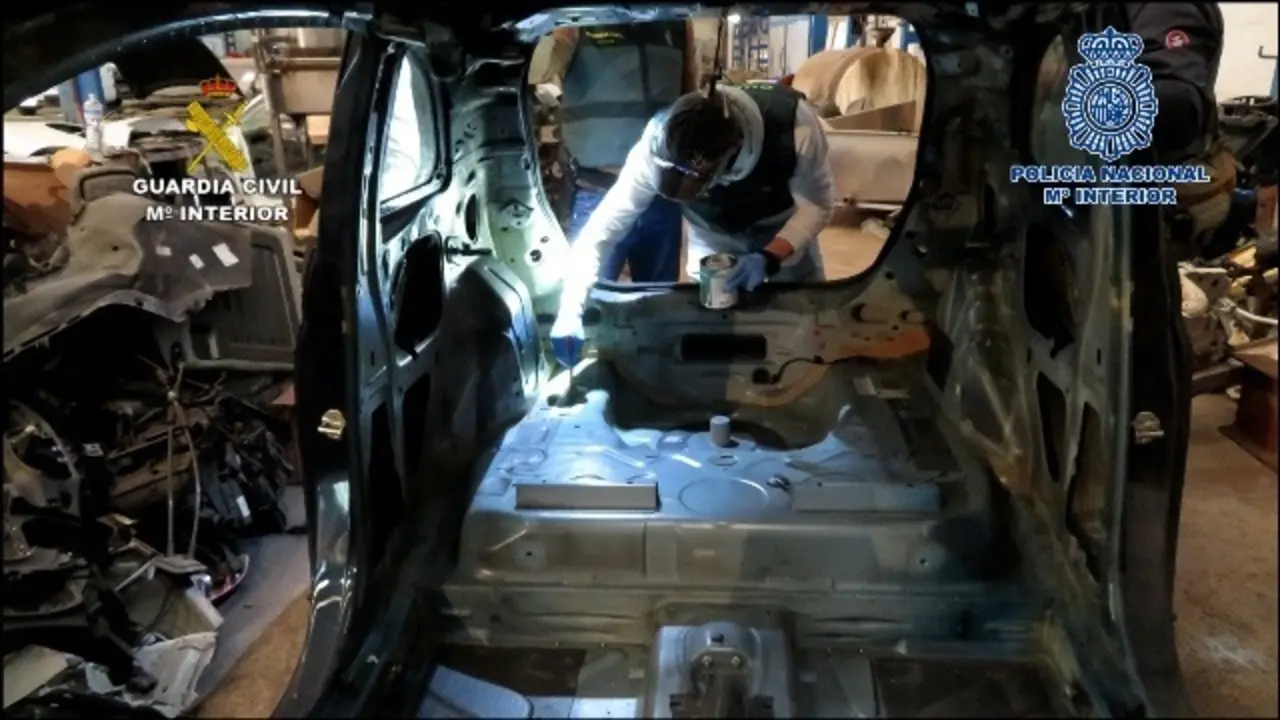 Veh&iacute;culos en la nave industrial intervenida en Palma en la 'op. Troleo'.