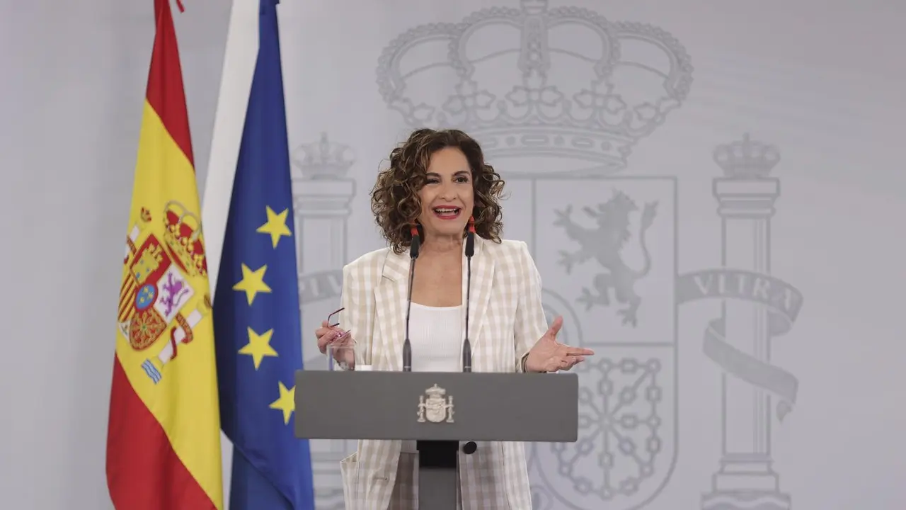 La ministra portavoz y de Hacienda, Mar&iacute;a Jes&uacute;s Montero, ofrece una rueda de prensa despu&eacute;s de la reuni&oacute;n que ha mantenido  el presidente del Gobierno, Pedro S&aacute;nchez, con el presidente de la Junta de Andaluc&iacute;a, Juanma Moreno, en el Palacio de la Moncloa, 