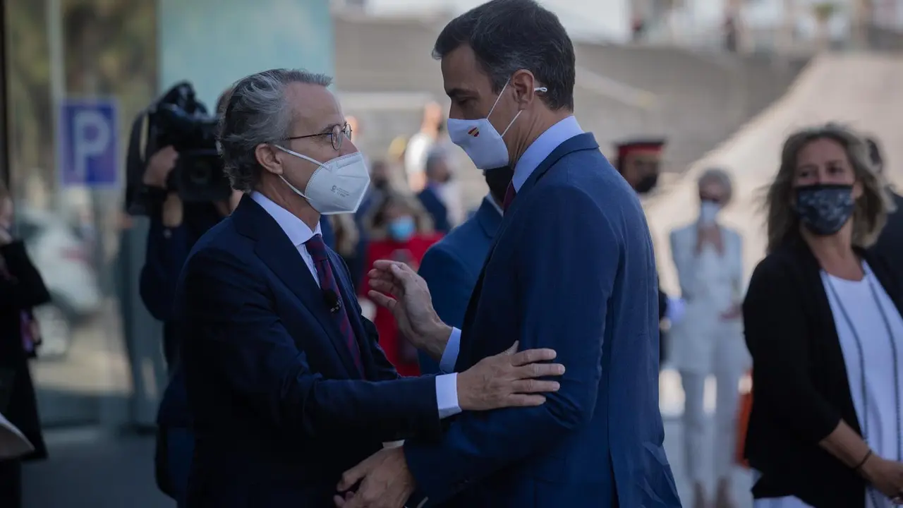 El presidente del Gobierno, Pedro S&aacute;nchez y el presidente del Cercle d'Economia, Javier Faus, se saludan en el Cercle d'Economia