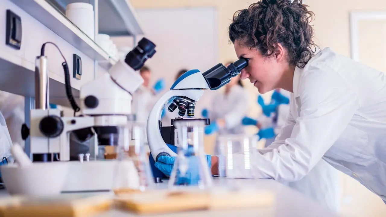 Archivo - Investigadora en un laboratorio