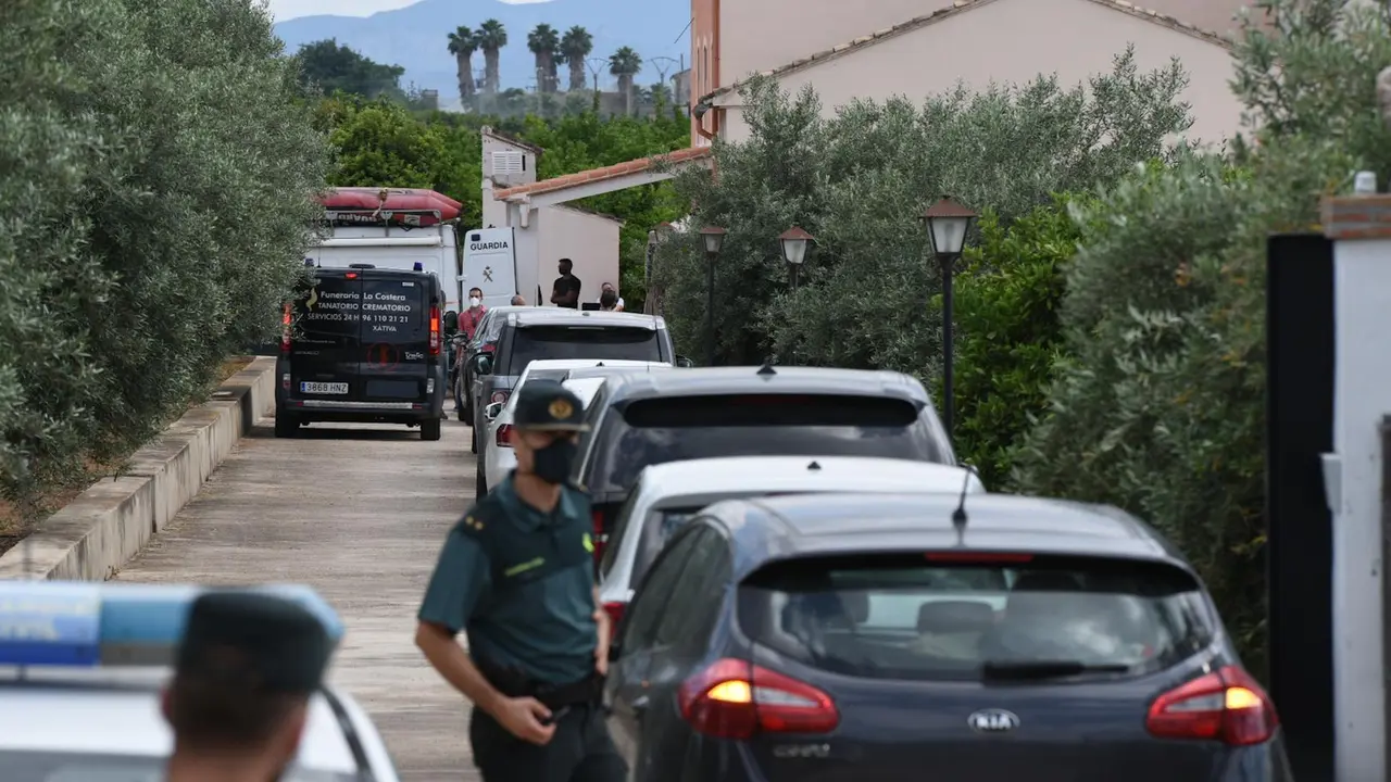 Un coche f&uacute;nebre llega a la finca de la familia de David S., detenido ayer en relaci&oacute;n con la desaparici&oacute;n de la joven Wafaa