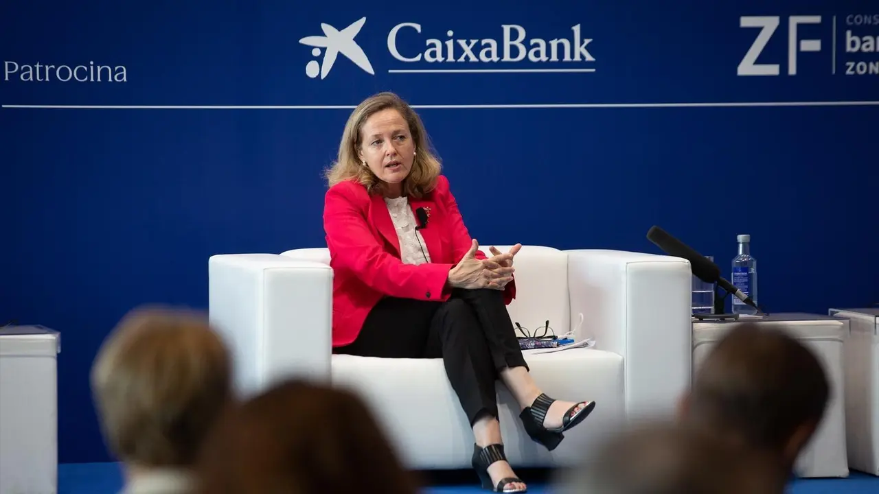 La vicepresidenta segunda del Gobierno y ministra de Asuntos Econ&oacute;micos, Nadia Calvi&ntilde;o, interviene en la tercera sesi&oacute;n de la XXXVI Reuni&oacute; Cercle d'Economia, a 18 de junio de 2021, en Barcelona