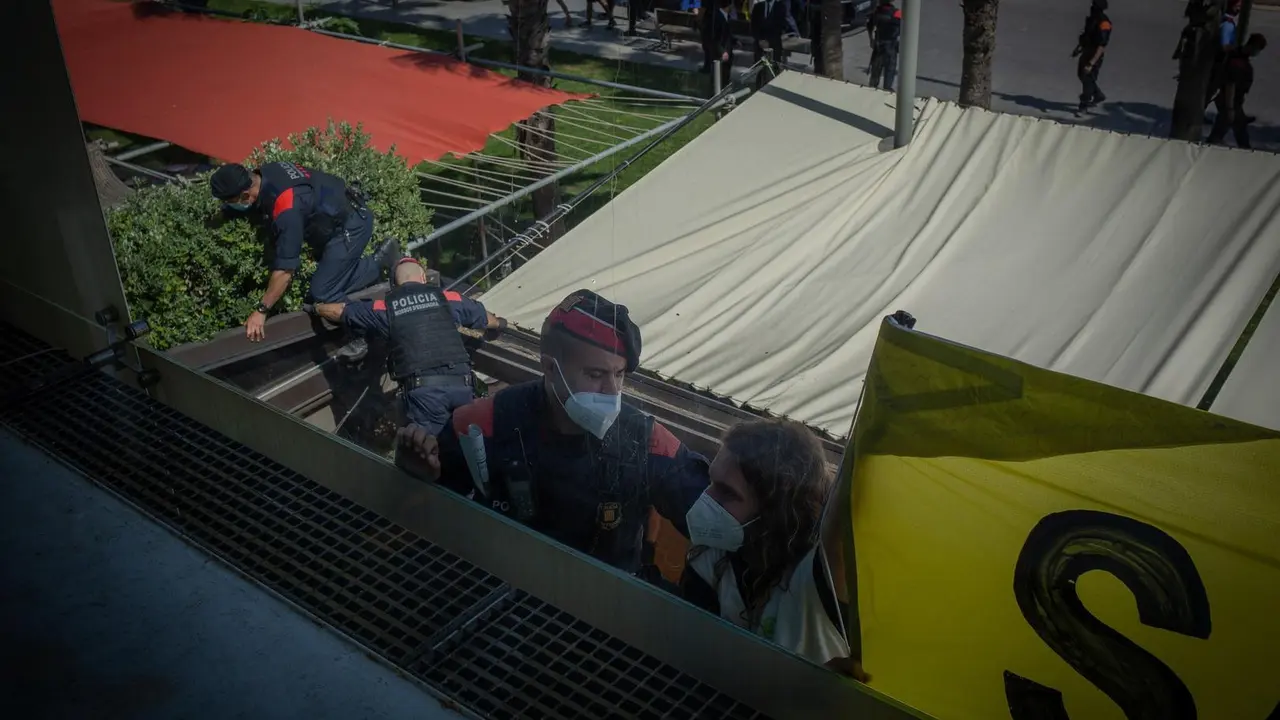 Activistas de Green Peace irrumpen en la Reuni&oacute; del Cercle d'Economia en la que interviene el presidente del Gobierno, Pedro S&aacute;nchez.